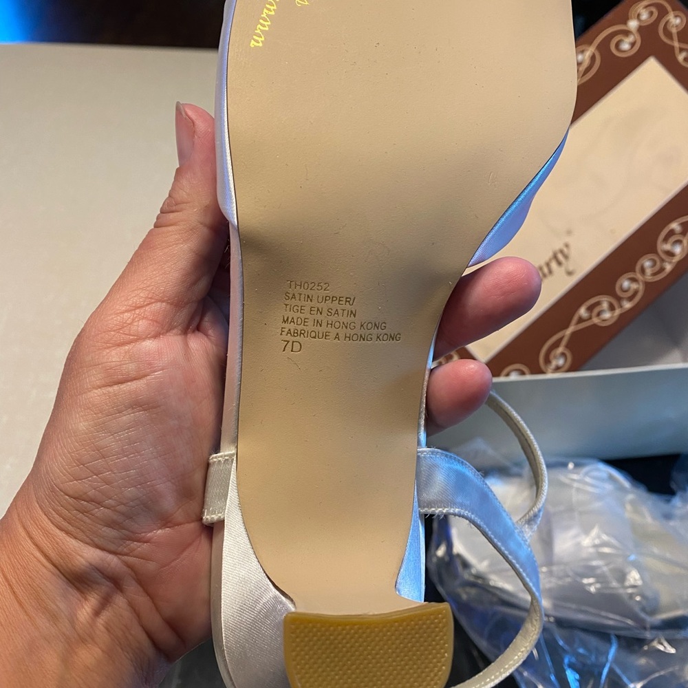 Women’s satin party dyeable pump.
